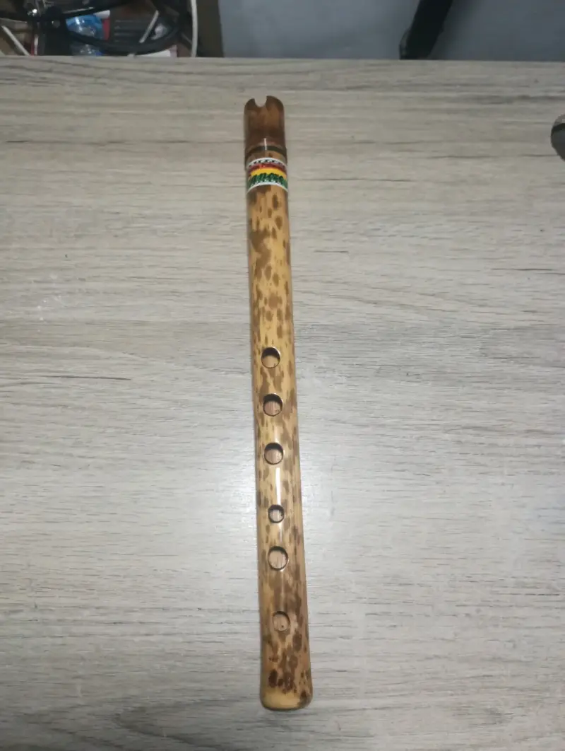 Quena de caña artesanal con diseño étnico - 4