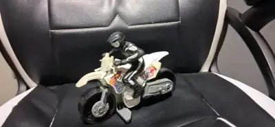 Juguete de motocicleta con piloto negro hotwheels - miniatura 1