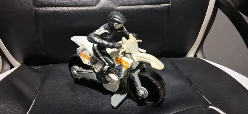 Juguete de motocicleta con piloto negro hotwheels - 2