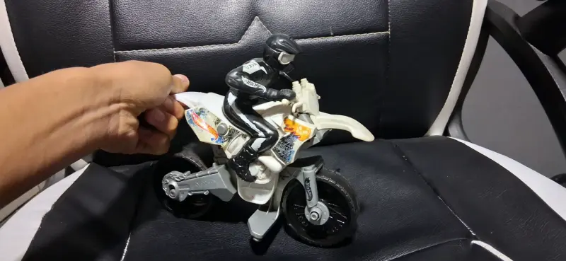 Juguete de motocicleta con piloto negro hotwheels - 3