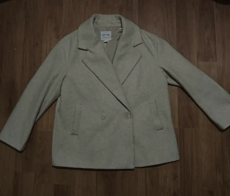 Abrigo gris claro para mujer estilo clásico - 1