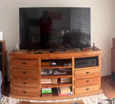 Mueble de TV de madera con cajones - miniatura 1