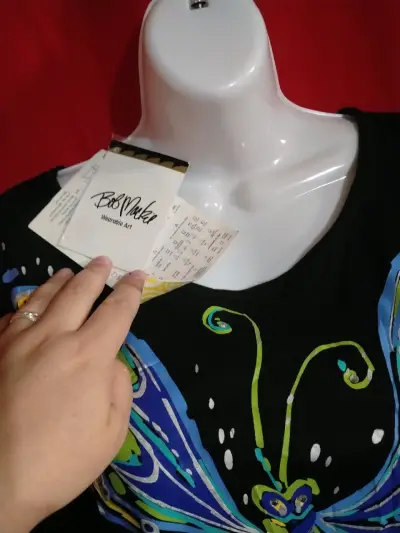Polera negra con diseño de mariposa Papillon - miniatura 5