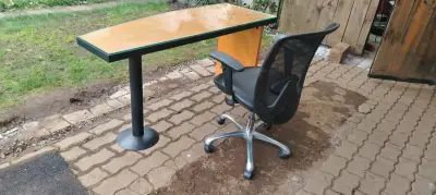 Escritorio de vidrio con silla de oficina - miniatura 1