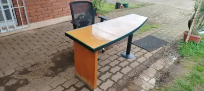 Escritorio de vidrio con silla de oficina - miniatura 5