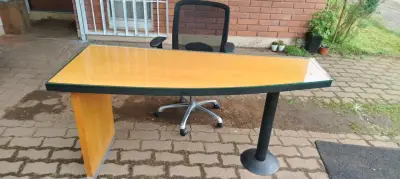 Escritorio de vidrio con silla de oficina - miniatura 6