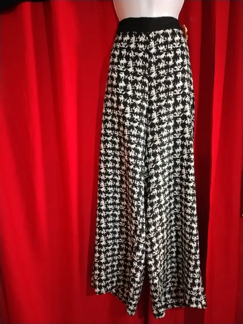 Pantalones palazzo estampados en blanco y negro - 1