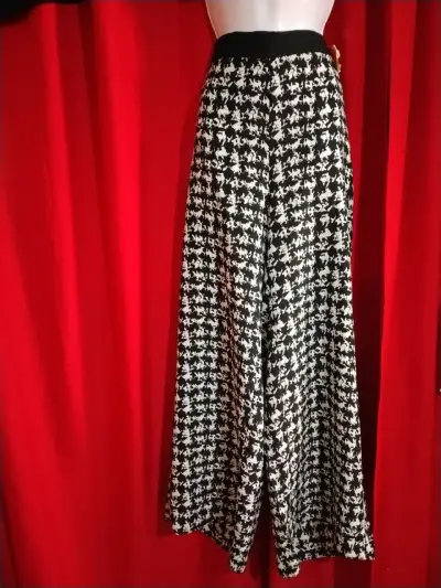 Pantalones palazzo estampados en blanco y negro - miniatura 1