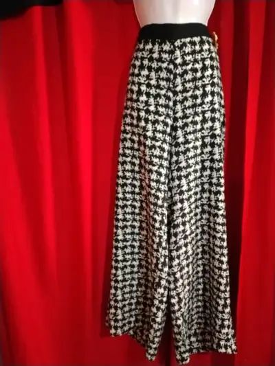 Pantalones palazzo estampados en blanco y negro - miniatura 3
