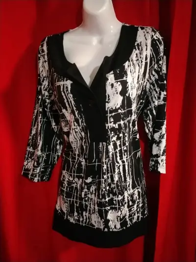 Blusa estampada en blanco y negro talla 1X - miniatura 1