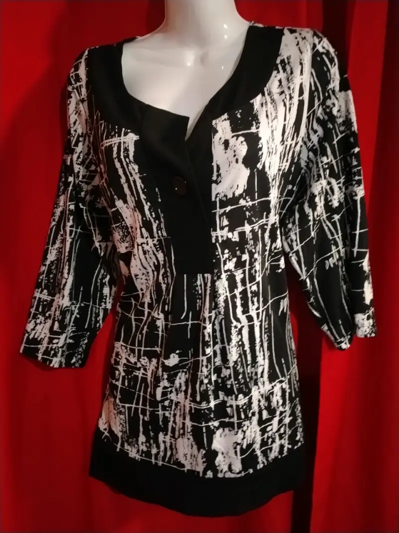 Blusa estampada en blanco y negro talla 1X - 4