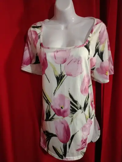 Blusa floral de mujer con estampado de tulipanes - miniatura 1