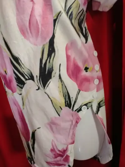 Blusa floral de mujer con estampado de tulipanes - miniatura 2