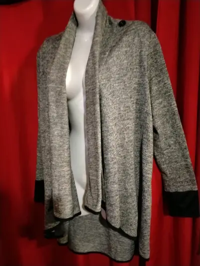 Tapado gris con detalles negros para mujer - miniatura 1