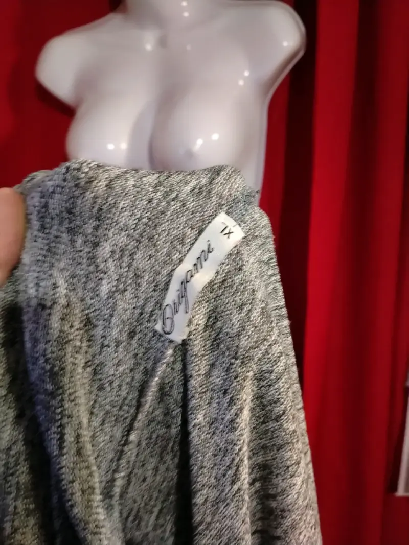 Tapado gris con detalles negros para mujer - 2