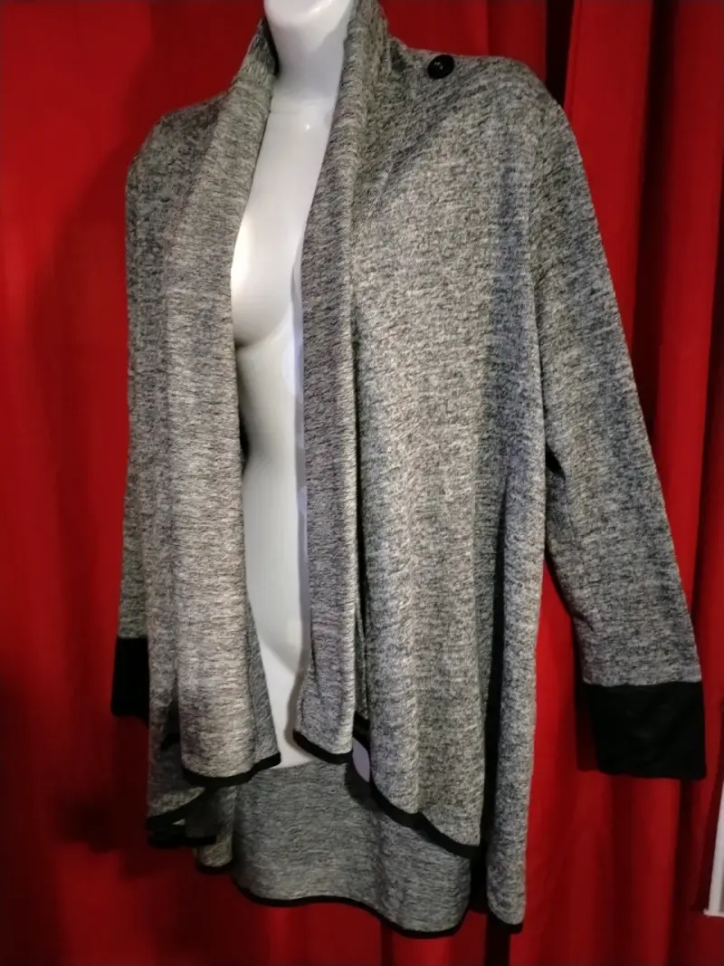 Tapado gris con detalles negros para mujer - 3