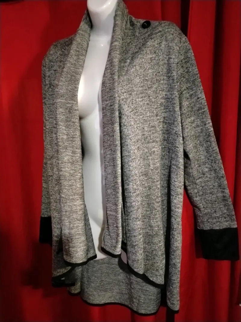 Tapado gris con detalles negros para mujer - 4