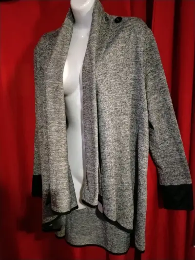 Tapado gris con detalles negros para mujer - miniatura 4