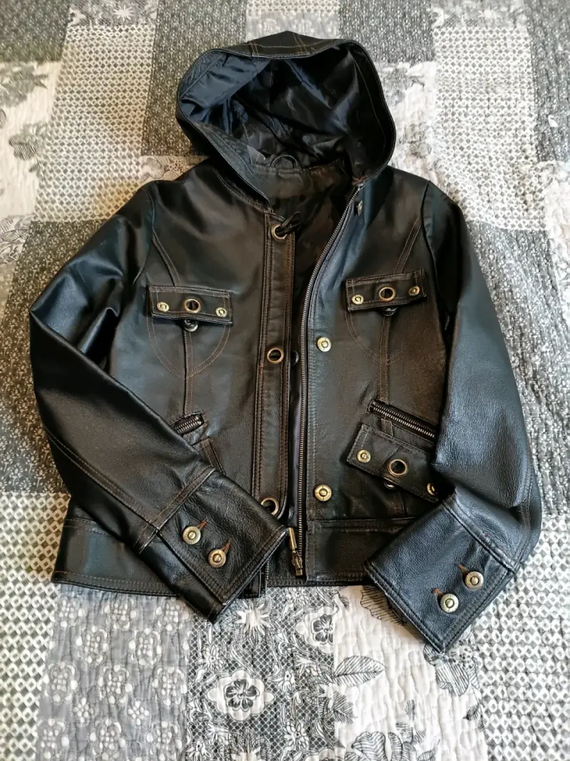 Chaqueta de cuero negra con capucha - 1