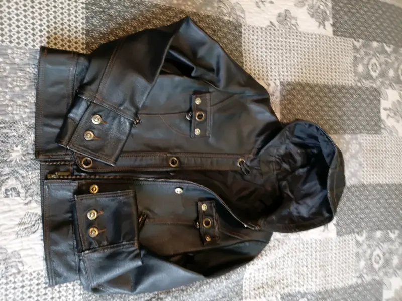 Chaqueta de cuero negra con capucha - 2