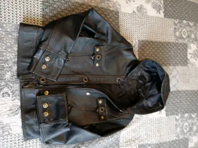 Chaqueta de cuero negra con capucha - miniatura 2