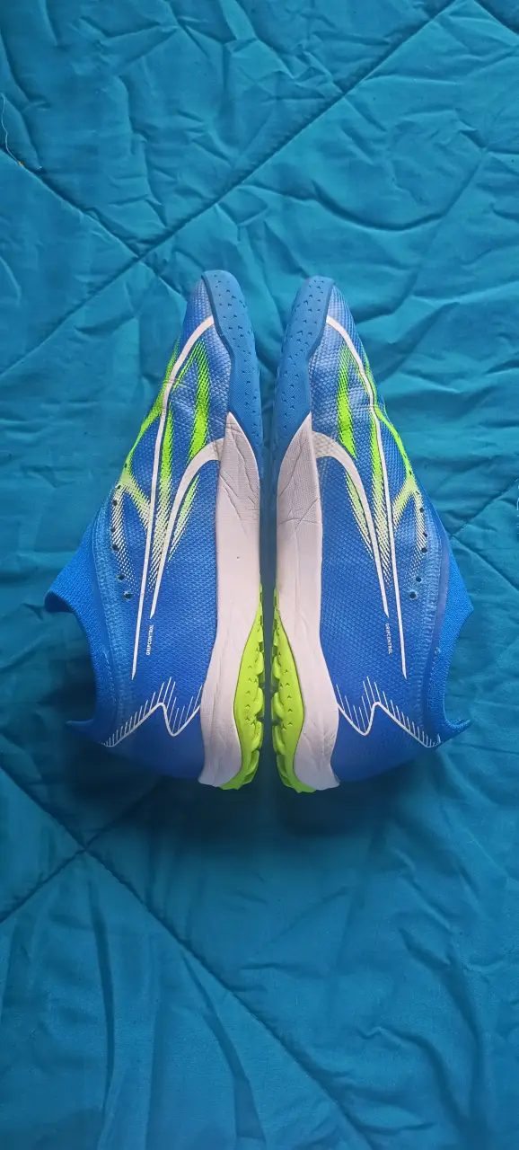 Zapatillas deportivas azules con diseño moderno - 1