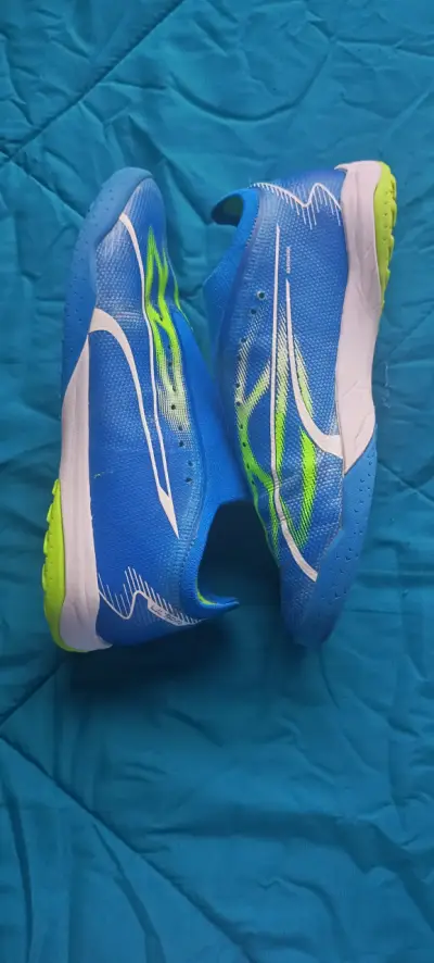 Zapatillas deportivas  azules con diseño moderno - miniatura 2