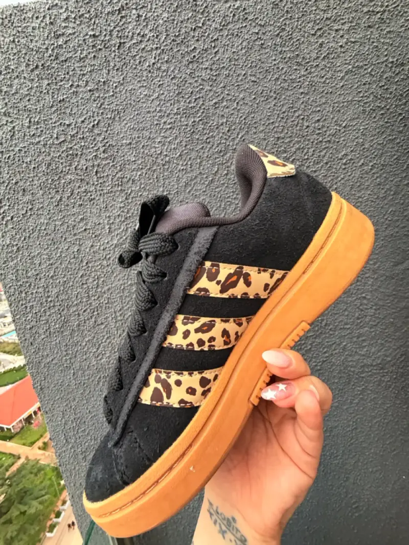 Zapatillas negras con estampado animal print - 1