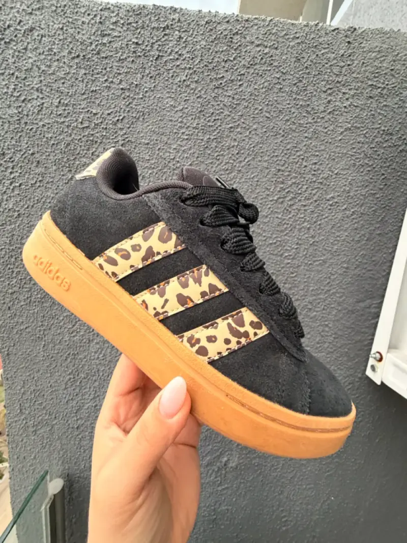 Zapatillas negras con estampado animal print - 3