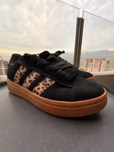 Zapatillas negras con estampado animal print - miniatura 4