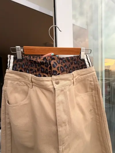 Pantalones beige Adidas con cintura estampada - miniatura 2