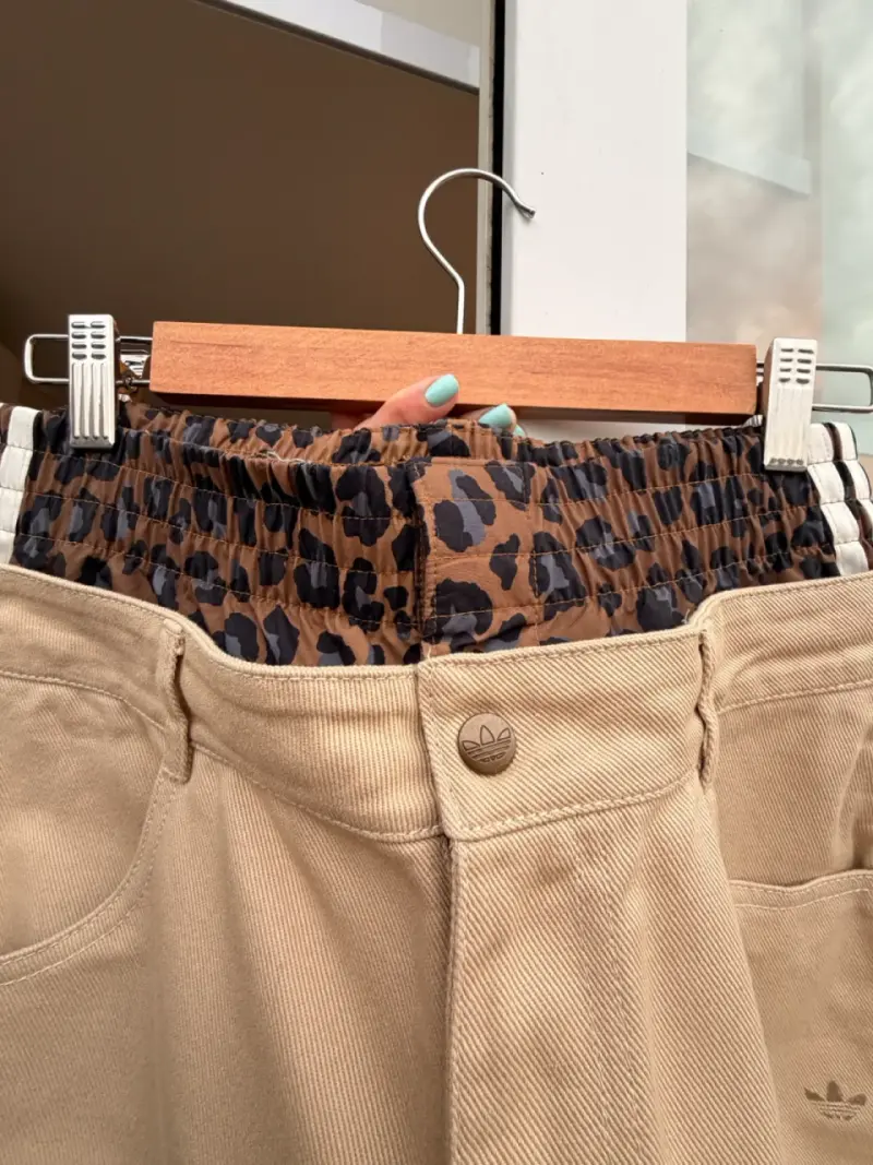 Pantalones beige Adidas con cintura estampada - 6