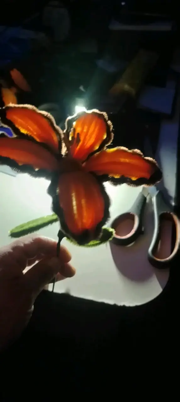 Flor decorativa de tela naranja