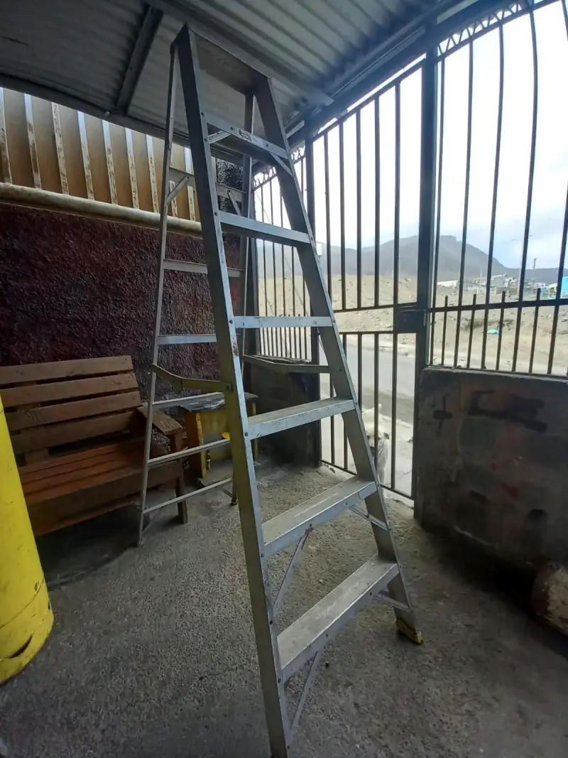 Escalera de aluminio plegable resistente