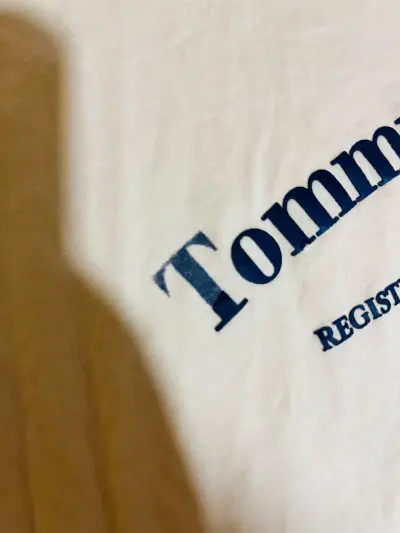 Polera Tommy Hilfiger blanca con logo - miniatura 1