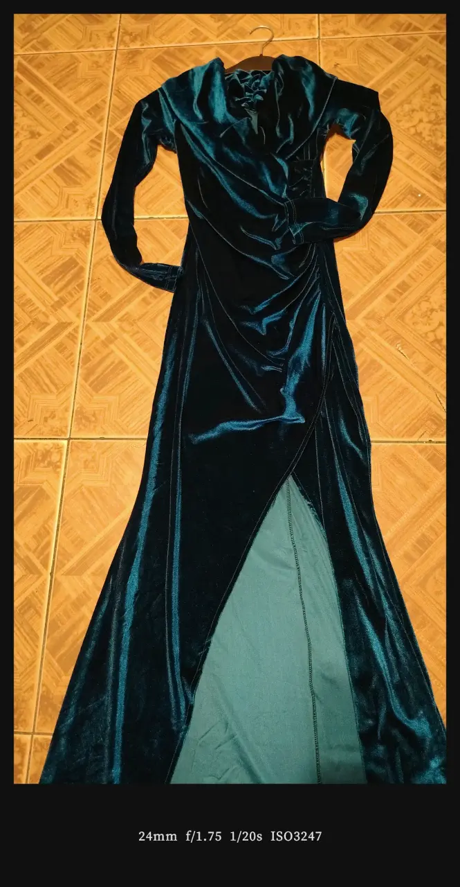 Vestido largo de terciopelo azul elegante - 3