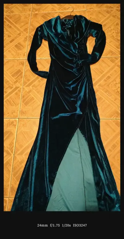 Vestido largo de terciopelo azul elegante - miniatura 3