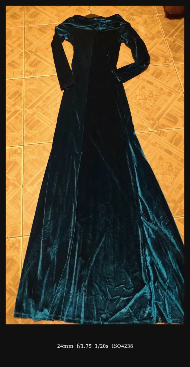 Vestido largo de terciopelo azul elegante - 4