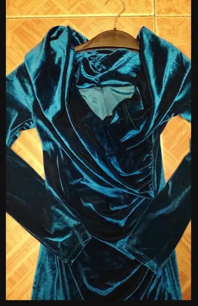 Vestido largo de terciopelo azul elegante - miniatura 6