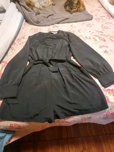 Vestido negro elegante con cinturón - miniatura 1