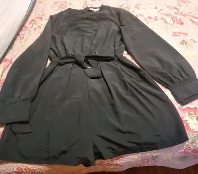 Vestido negro elegante con cinturón - miniatura 2
