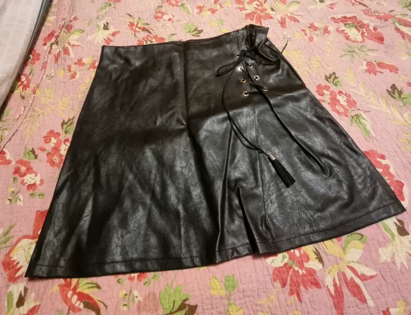 Falda corta de cuero sintético negra con cordones