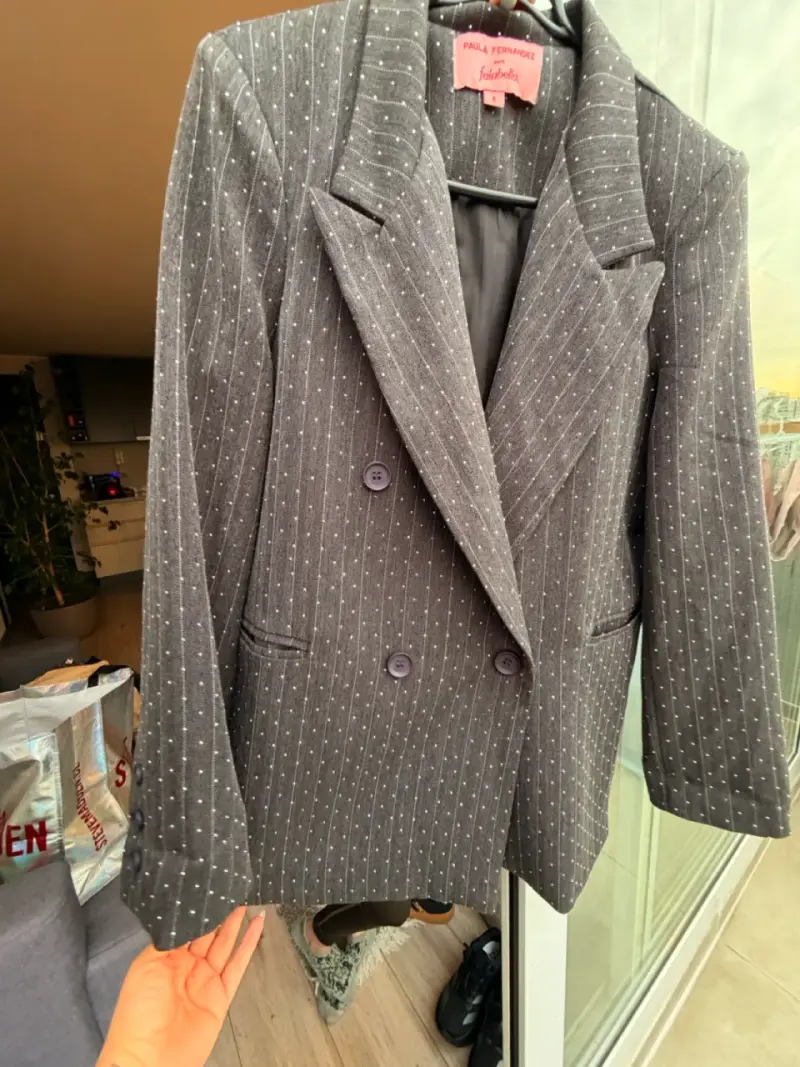 Blazer gris con diseño de puntos Paula Fernandez para Falabella - 2
