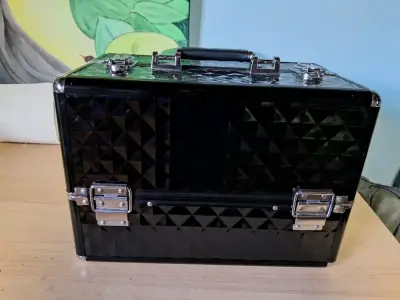 Maletín organizador de maquillaje negro con interior rojo - miniatura 1