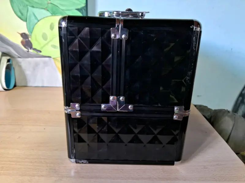Maletín organizador de maquillaje negro con interior rojo - 3