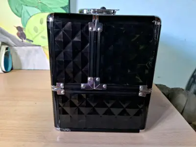 Maletín organizador de maquillaje negro con interior rojo - miniatura 3