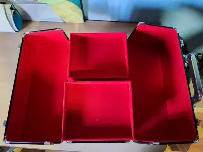 Maletín organizador de maquillaje negro con interior rojo - miniatura 4