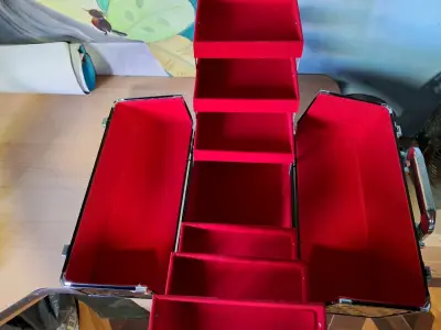Maletín organizador de maquillaje negro con interior rojo - miniatura 5