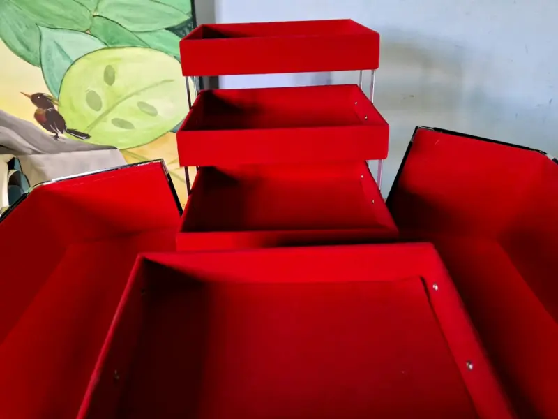 Maletín organizador de maquillaje negro con interior rojo - 6