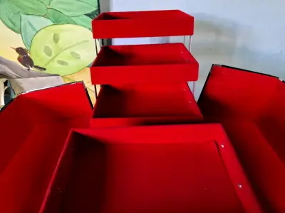 Maletín organizador de maquillaje negro con interior rojo - miniatura 6